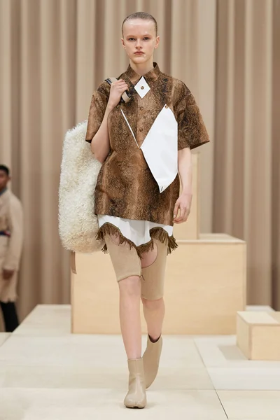 Look 16